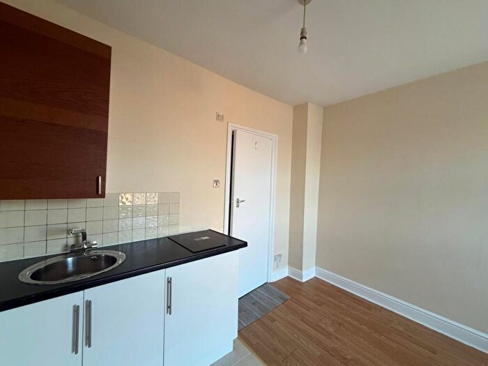 Studio To Rent In High Road, Willesden Green, NW10