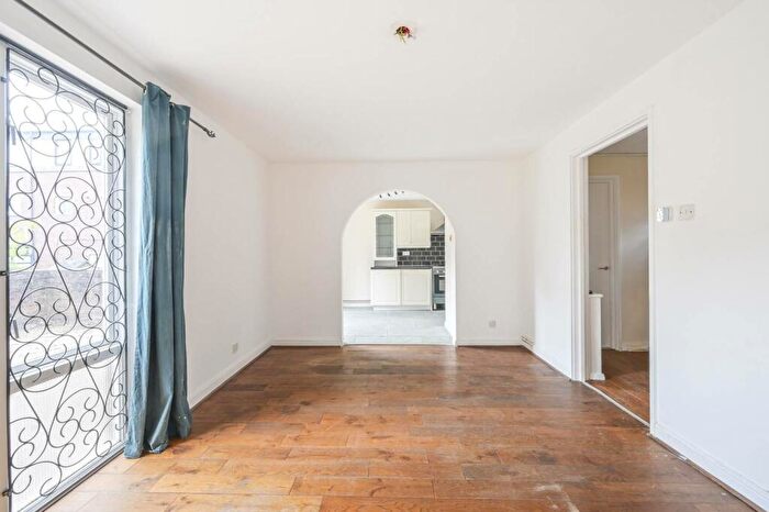 3 Bedroom Flat To Rent In Crofts Street, Tower Hamlets, London, E1