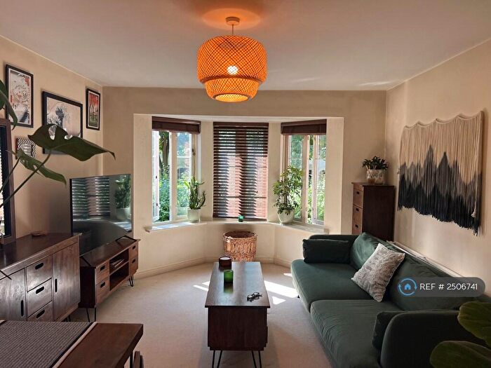 2 Bedroom Flat To Rent In Madeira Court, Hull, HU5