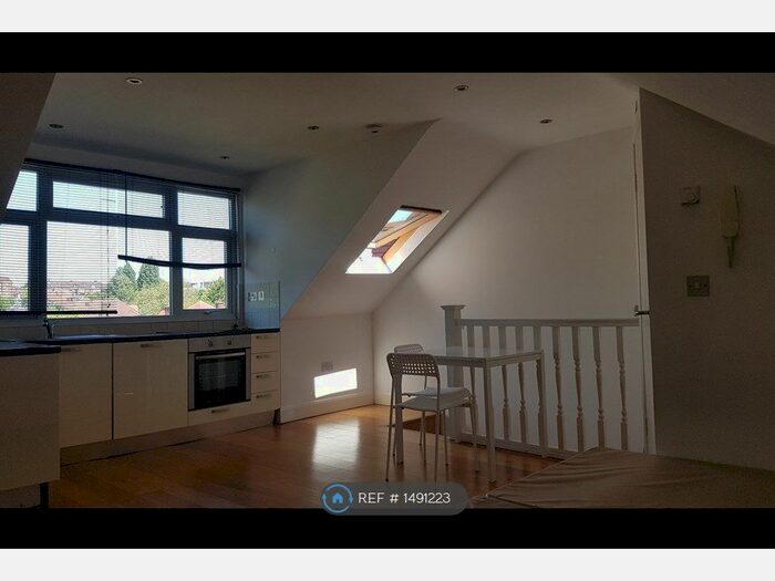 Studio To Rent In Park Road, London, NW4