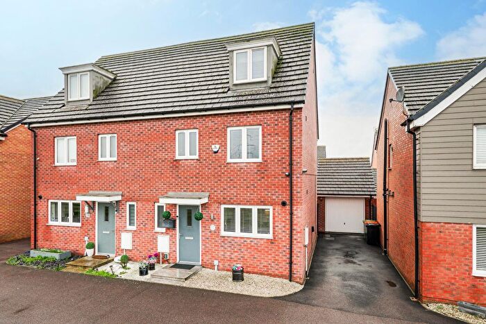 4 Bedroom Semi Detached House For Sale In King Eider Gardens, Leighton Buzzard, LU7