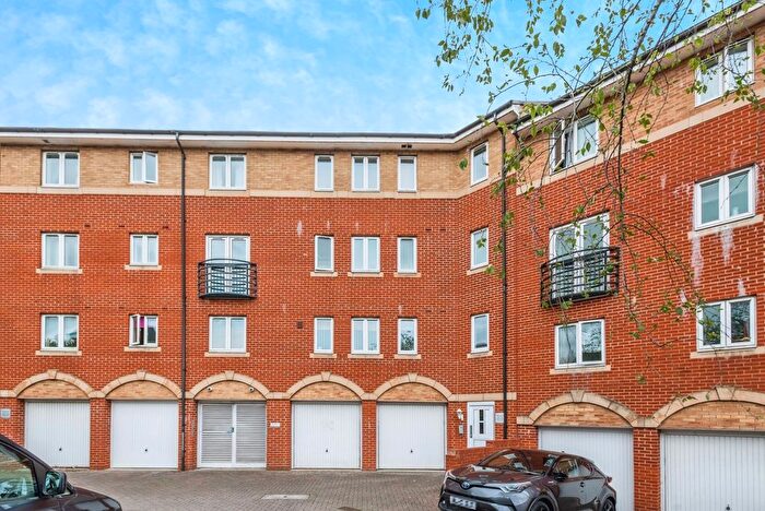 2 Bedroom Flat For Sale In Saltash Road, Swindon, Wiltshire, SN2