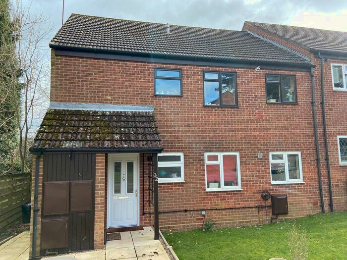 2 Bedroom Flat To Rent In Shendon Close, Sevenoaks, Kent, TN13