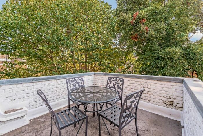 2 Bedroom Flat To Rent In Eardley Crescent, Earls Court, London, SW5