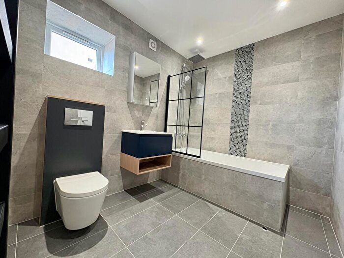 2 Bedroom Flat To Rent In Limes Grove, SE13