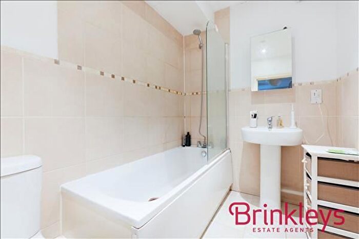 2 Bedroom Flat To Rent In Clevedon Lodge, Augustus Road, SW19