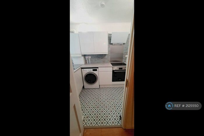 4 Bedroom Flat To Rent In John Parker Square, London, SW11