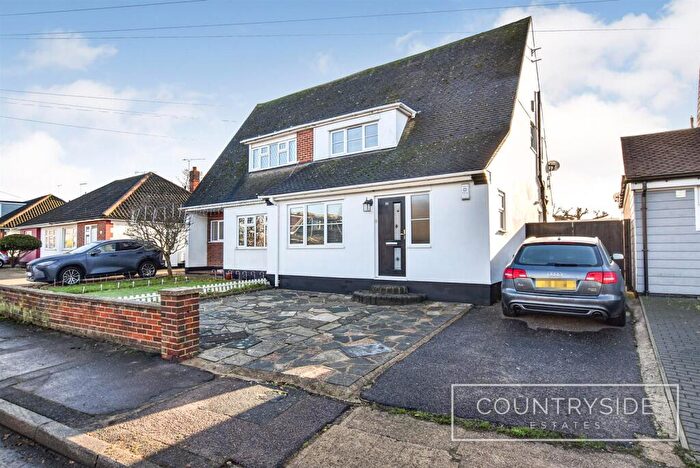 2 Bedroom Chalet For Sale In Kings Park, Thundersley, SS7