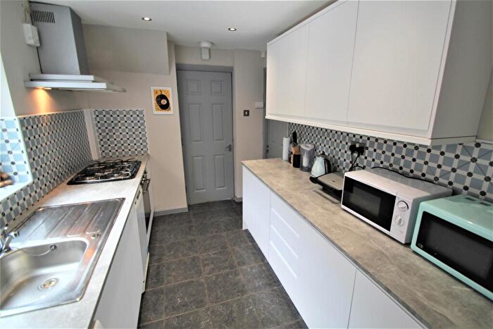 4 Bedroom Semi-Detached House To Rent In Kirkstall Hill, Burley, Leeds, LS4