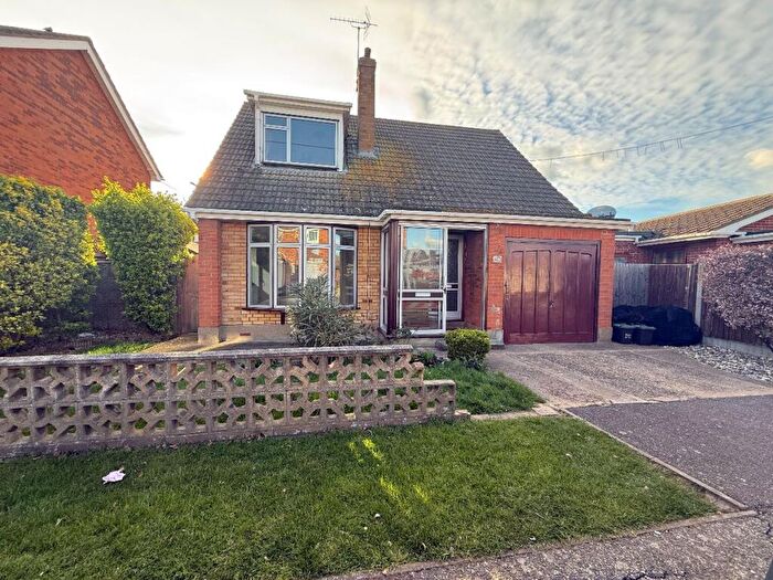 3 Bedroom Chalet For Sale In B Norton Avenue, Canvey Island, SS8