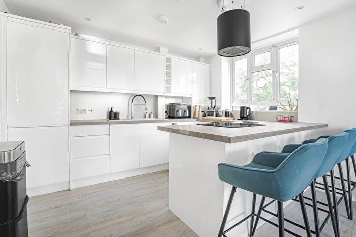 2 Bedroom Flat To Rent In Papworth Gardens, Islington, London, N7