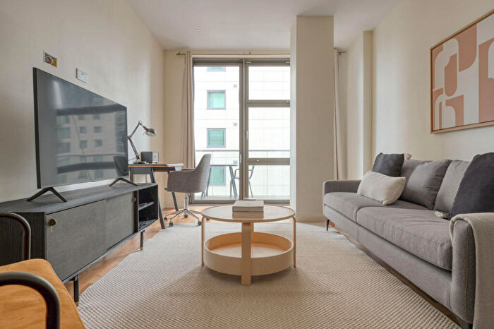 2 Bedroom Apartment To Rent In South Quay Square, London, , Uk, E14