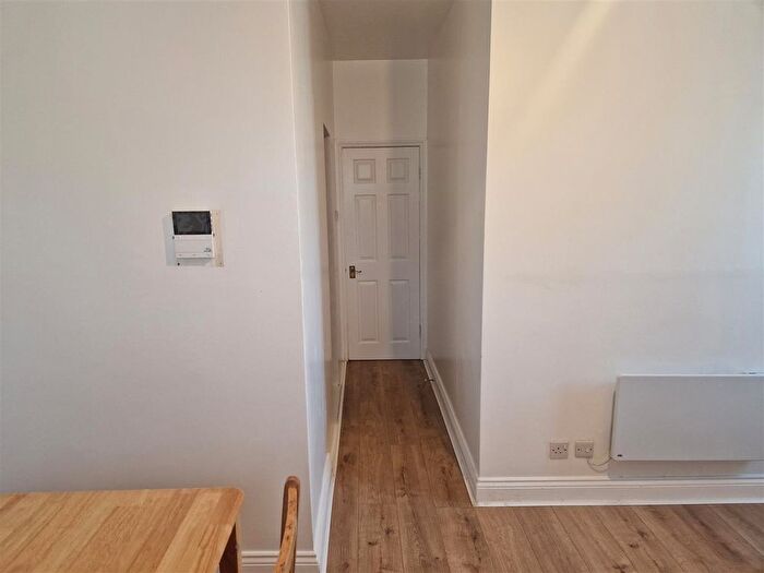 2 Bedroom Flat To Rent In Comer Crescent, Southall, UB2