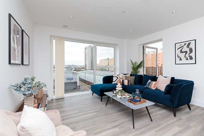 3 Bedroom Flat To Rent In Thames Road, London, E16