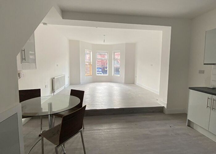 4 Bedroom Flat To Rent In Wilmslow Road, Manchester, Greater Manchester, M14