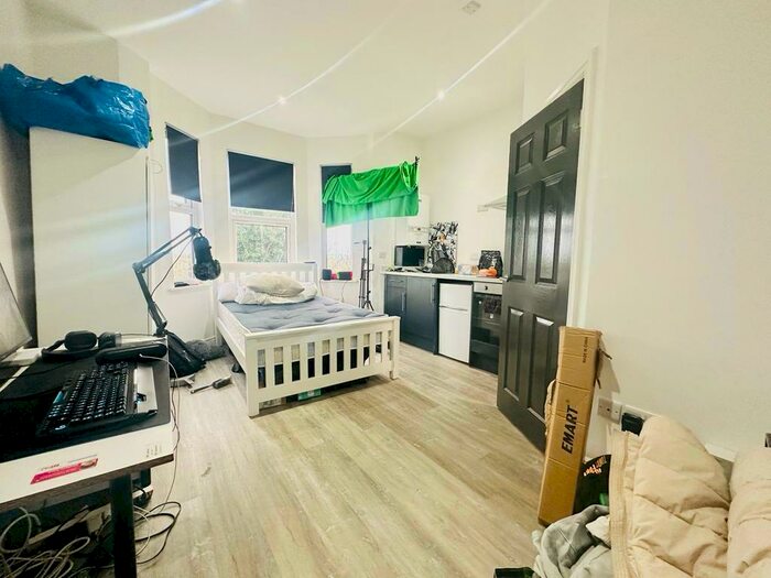 Studio To Rent In Park Road, NG7