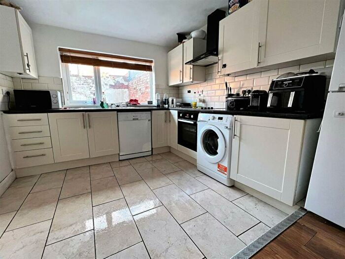 6 Bedroom House To Rent In Manor House Road, Newcastle Upon Tyne, NE2