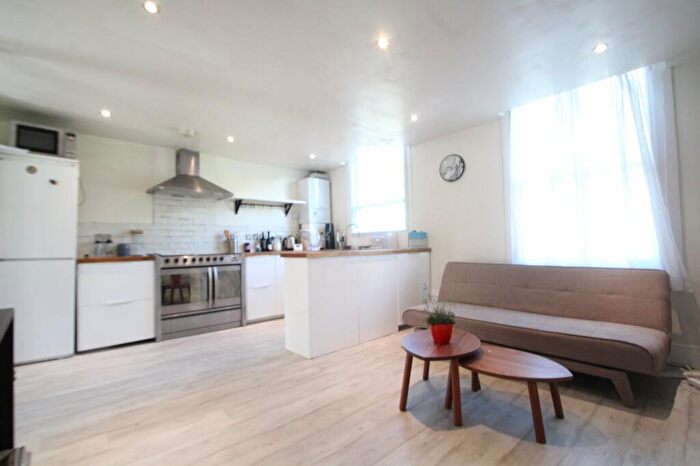 3 Bedroom Apartment To Rent In Hornsey Road, Holloway, London, N7
