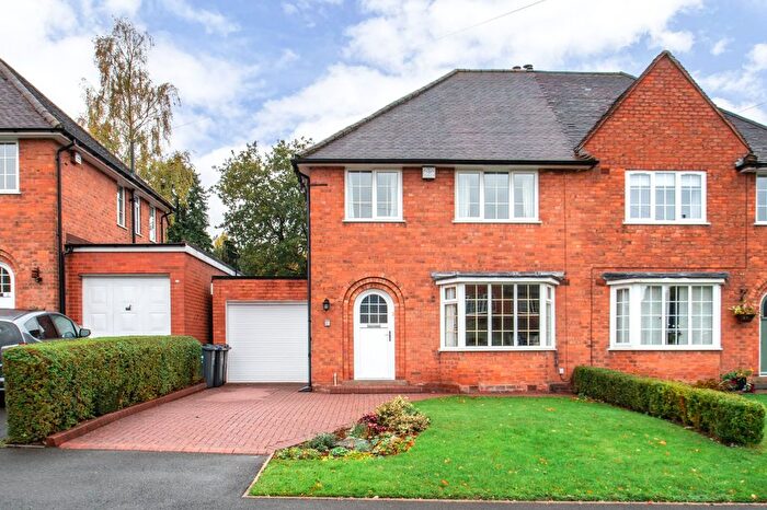 3 Bedroom Semi Detached House For Sale In Iris Close, Selly Oak, Birmingham, West Midlands, B29
