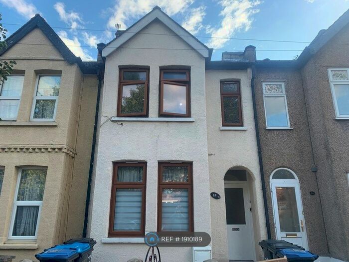 1 Bedroom Flat To Rent In Lyndhurst Road, London, N18