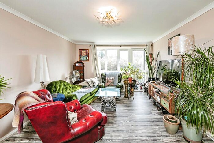 2 Bedroom Flat For Sale In Langdale Gardens, Earley, Reading, RG6