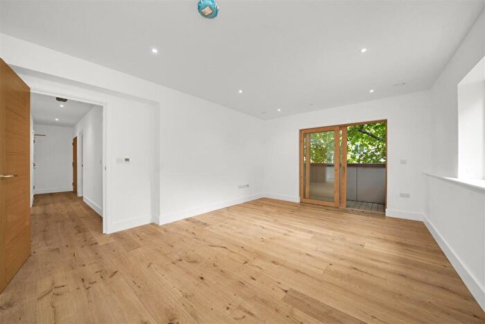 2 Bedroom Apartment To Rent In Kingsland Road, Shoreditch, E2