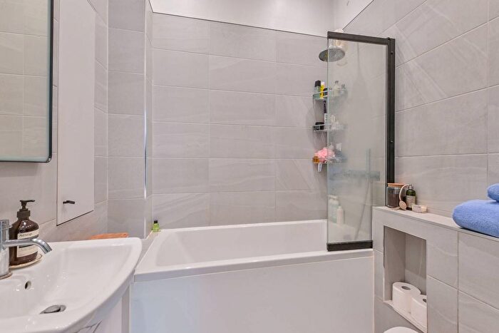 2 Bedroom Flat For Sale In Caversham Road, Kentish Town, London, NW5