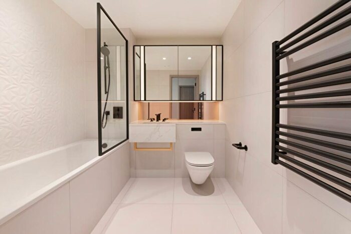 2 Bedroom Apartment To Rent In Aspen, Marsh Wall, London, E22