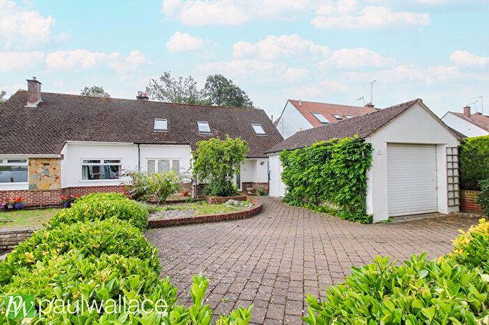 4 Bedroom Semi-Detached House For Sale In Rosehill Close, Hoddesdon, EN11