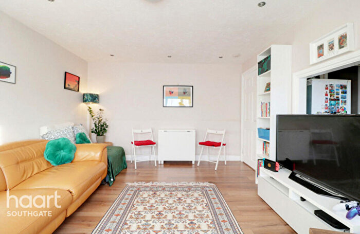 1 Bedroom Apartment For Sale In Shapland Way, London, N13
