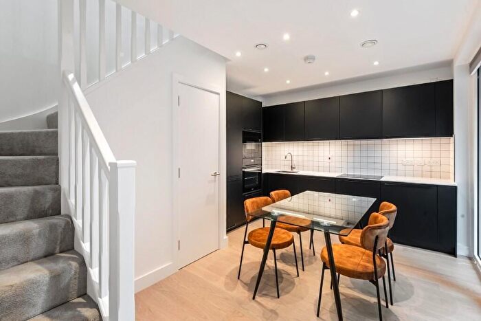 2 Bedroom Flat To Rent In Quest House, Escapade Place, Blackwall, E14