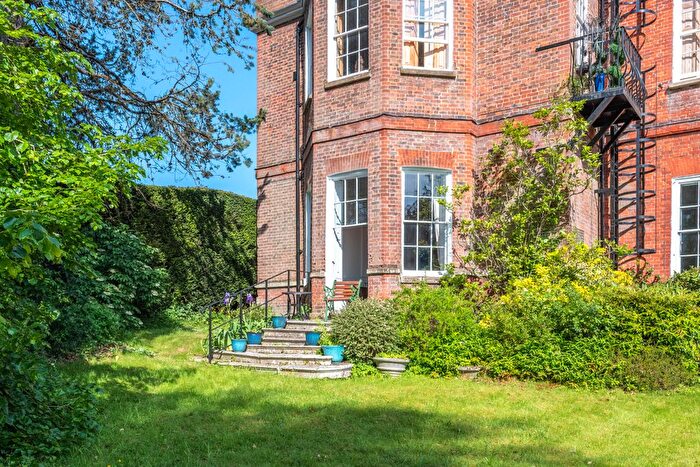 1 Bedroom Flat For Sale In High Street, Buckinghamshire, Great Missenden, HP16