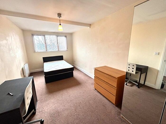 3 Bedroom Flat To Rent In Woodsley Road, Hyde Park, Leeds, LS2
