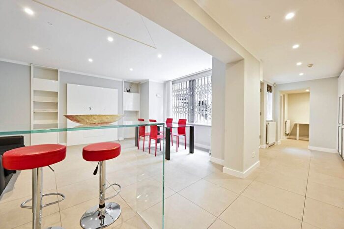 2 Bedroom Flat To Rent In Redcliffe Gardens, Chelsea, London, SW10