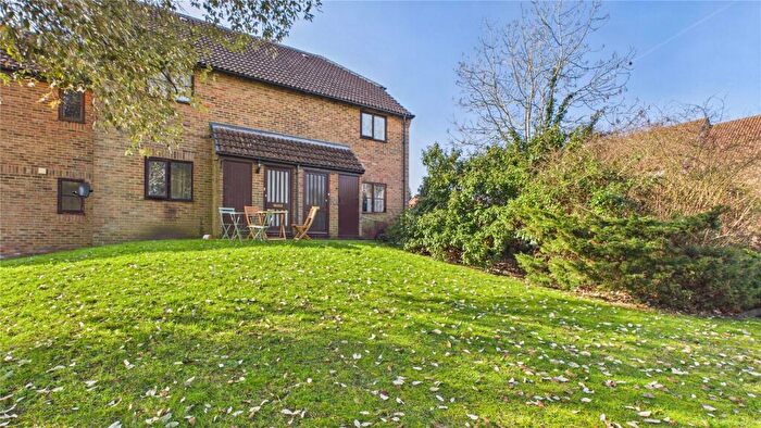 1 Bedroom Flat For Sale In Bluebell Rise, Lightwater, Surrey, GU18