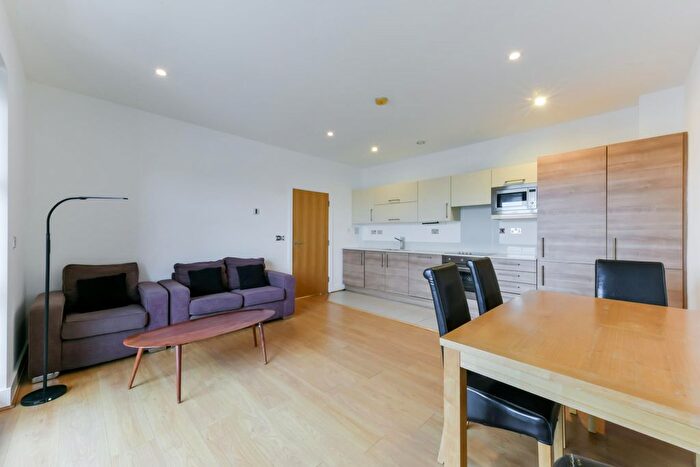 2 Bedroom Flat To Rent In Cornell Square, Nine Elms, SW8