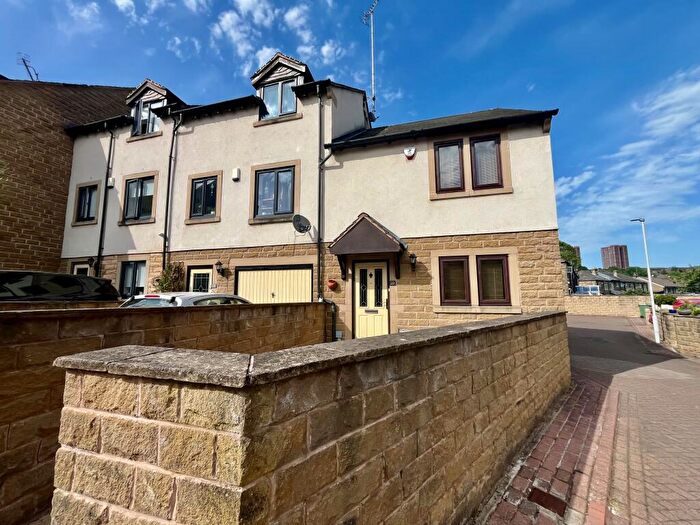 2 Bedroom House To Rent In Tawny Beck, Leeds, LS13