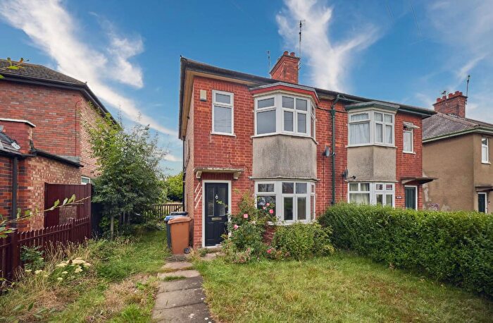 3 Bedroom Semi-Detached House For Sale In Lychgate Lane, Burbage, LE10