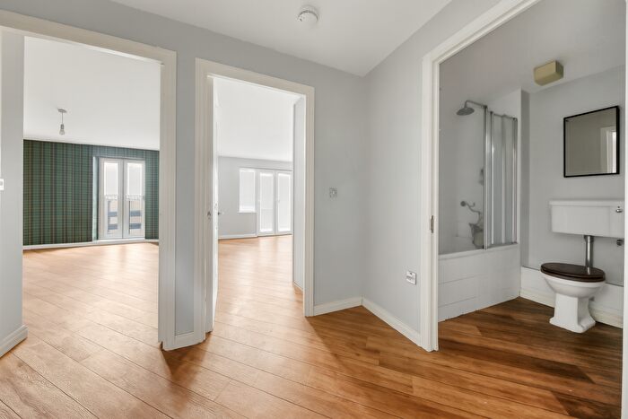 1 Bedroom Flat For Sale In Broomfield Street, E14
