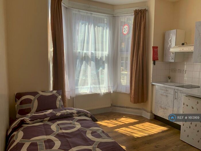 Studio To Rent In Eade Road, London, N4