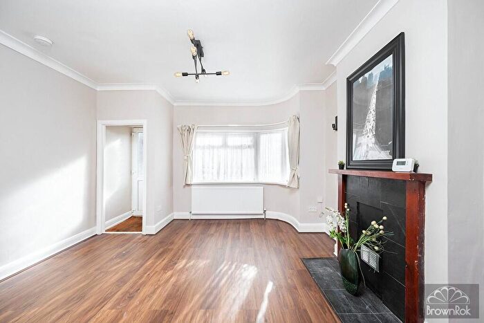 4 Bedroom Semi-Detached Bungalow For Sale In Hillway, London, NW9