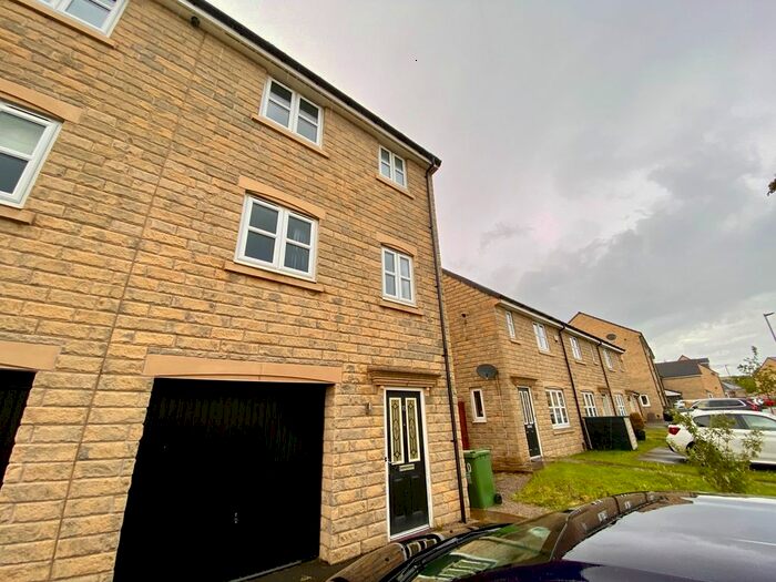 4 Bedroom Semi-Detached House To Rent In Tennyson Avenue, Lindley, Huddersfield, HD3