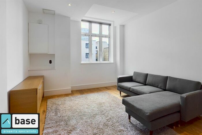 2 Bedroom Flat To Rent In Bernhard Baron House, Henriques Street, Aldgate East, E1
