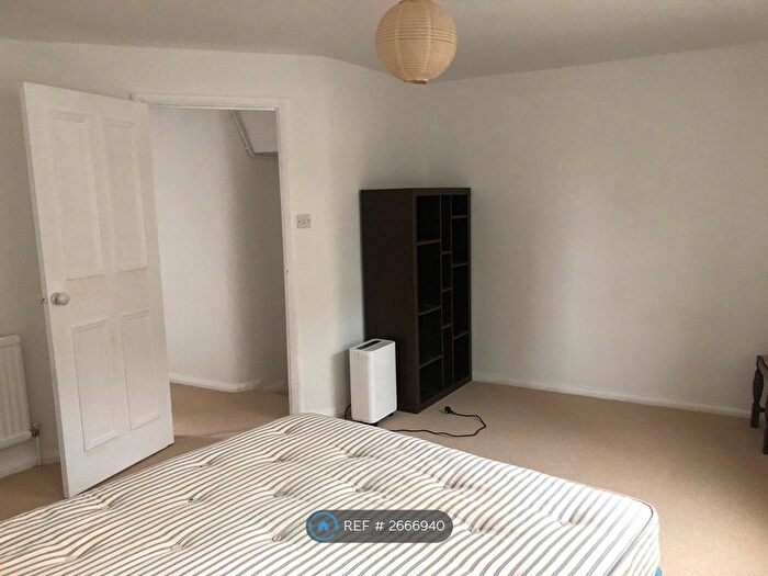 1 Bedroom Flat To Rent In High Street, Newport Pagnell, MK16