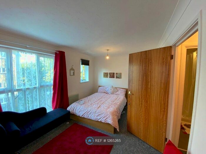 Studio To Rent In Glastonbury Court, London, SE14