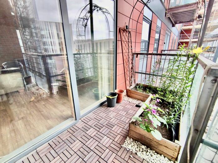 2 Bedroom Flat To Rent In West Point, Wellington Street, Leeds, LS1