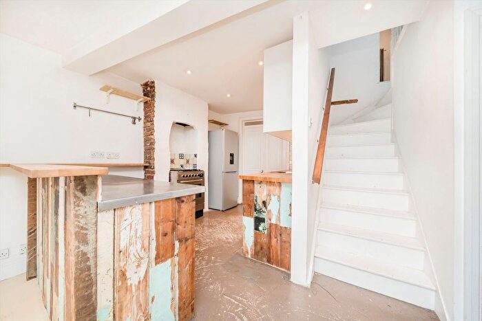 2 Bedroom Property To Rent In Shacklewell Lane, Hackney, E8