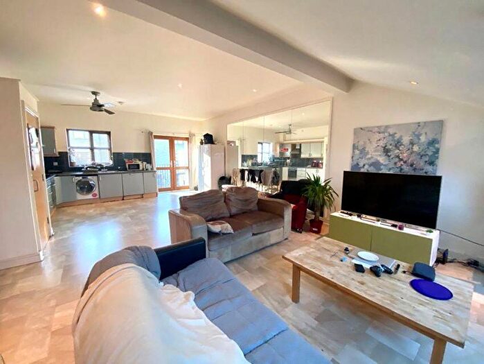 3 Bedroom Flat To Rent In Woodview Court, Crookes, S6
