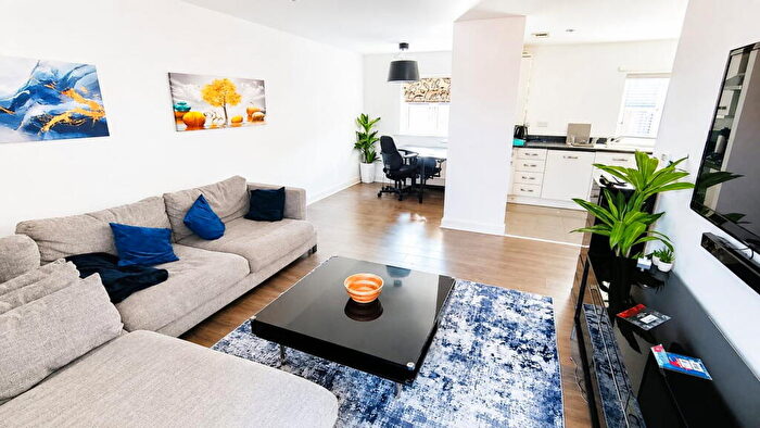 2 Bedroom Flat To Rent In The Square, Loughton, IG10