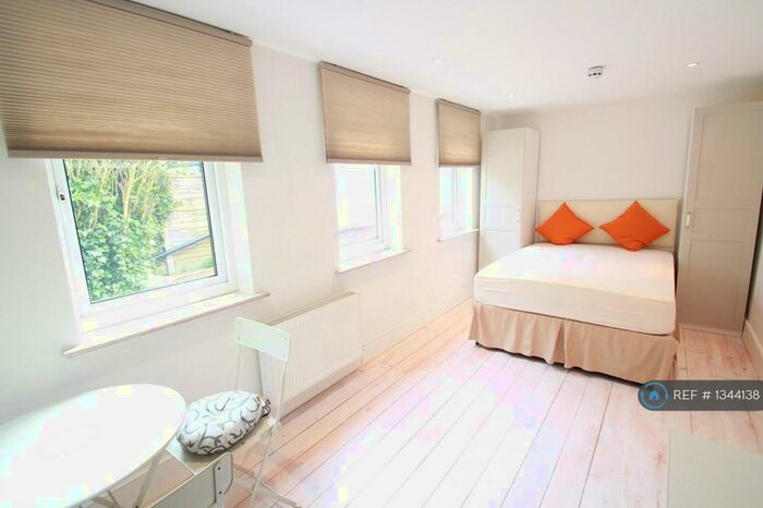Studio To Rent In Hale Lane, Mill Hill, NW7